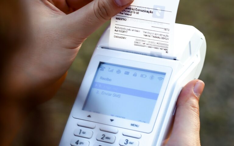 Terminal de pago imprimiendo el ticket de una venta