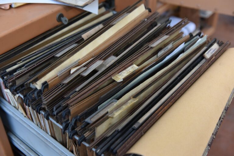 Cajón de archivo abierto con carpetas colgantes llenas de documentos